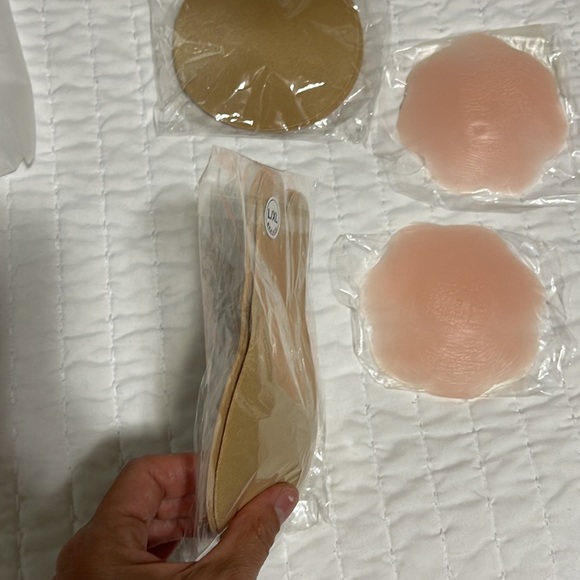 2 Pairs Sticky Bra Adhesive Invisible Bra, Strapless Backless Reusable - Picture 3 of 10